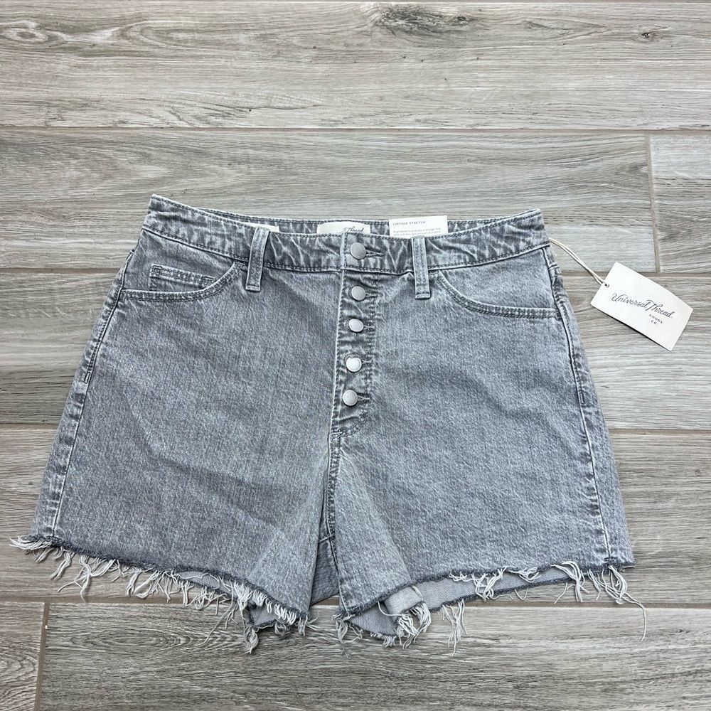 UNIVERSAL THREADS woman shorts